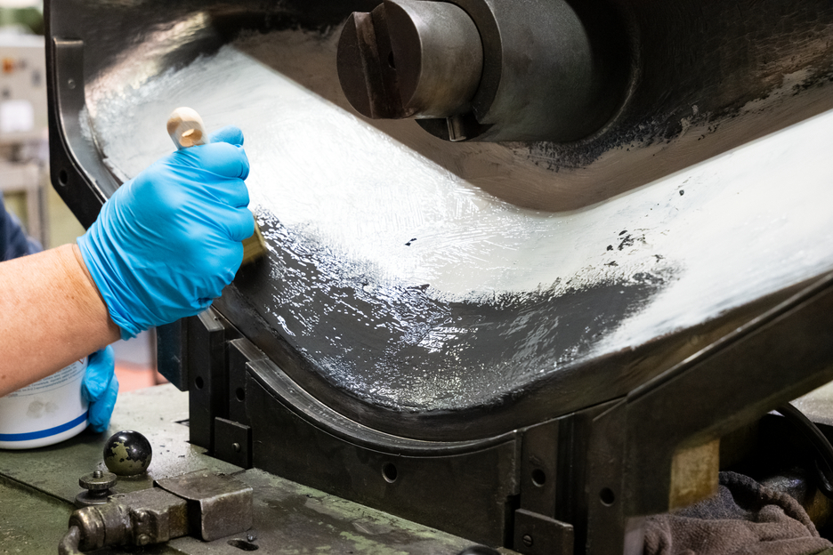 WEICON Ceramic HC 220 | sistem de rasini epoxidice cu pulbere ceramica si rezistenta la temperaturi inalte si la uzura