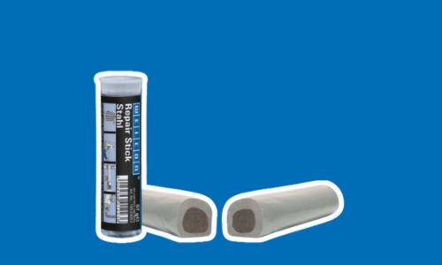 Plastilină de reparații pe fundal albastru