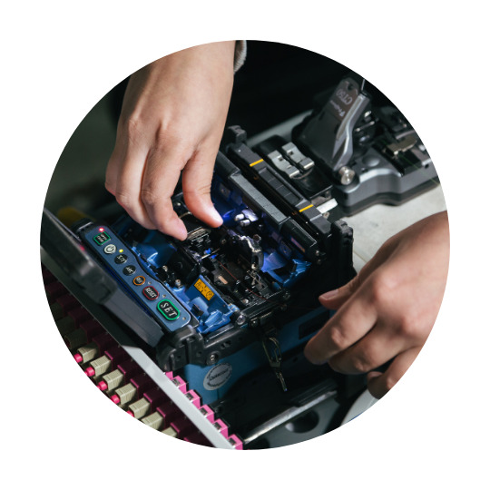 Cineva lucrează la o piesă electronică