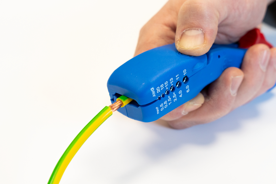 Dezizolator pentru cabluri plate și rotunde | pentru toate cablurile uzuale plate cu o lățime de până la 18 mm și pentru toate cablurile uzuale rotunde cu diametre între  6-13 mm