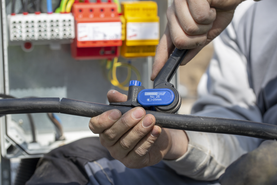 Dezizolator No. 25 | cutit pentru taieri longitudinale si circulare ale cablurilor rotunde de la  25 mm Ø