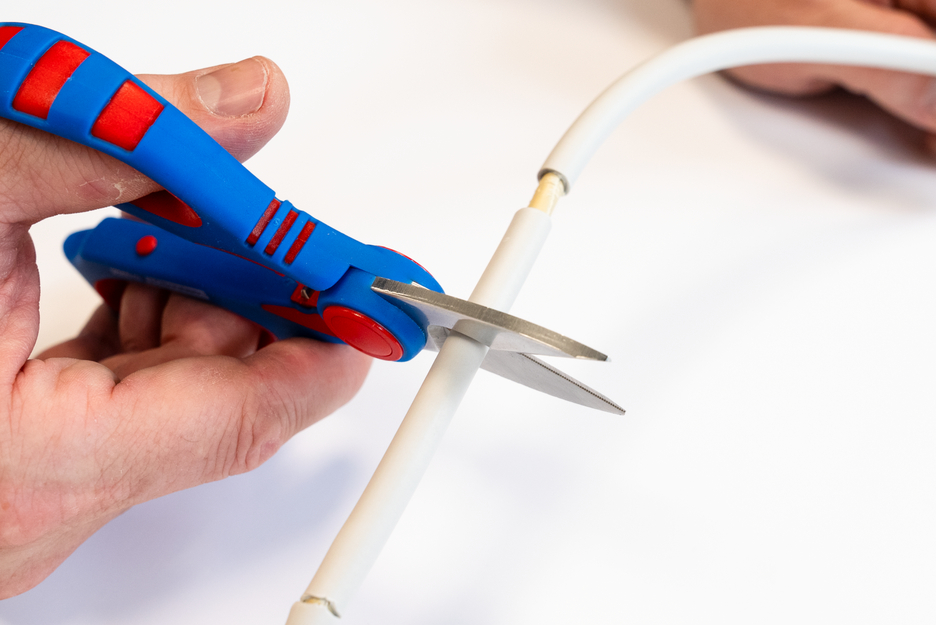 Foarfecă electrician XL | diametru mare al mânerului pentru mâini mici și mari pentru a permite transmiterea puterii maxime și utilizarea în siguranță