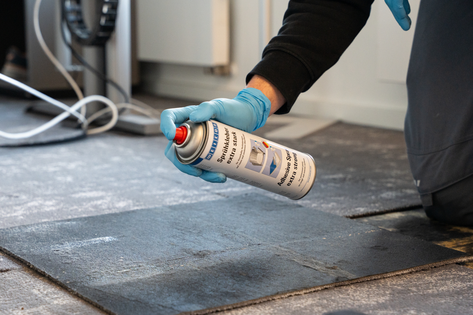 Spray adeziv foarte puternic | spray adeziv de contact pentru lipirea puternică și permanentă a fetrului, pielii artificiale și a materialelor izolatoare.