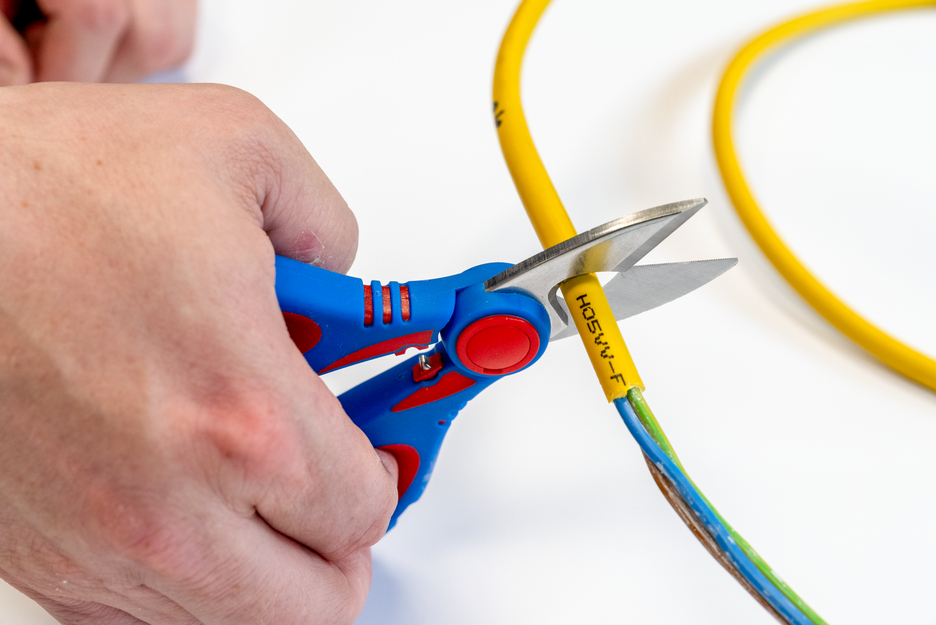 Foarfecă electrician XL | diametru mare al mânerului pentru mâini mici și mari pentru a permite transmiterea puterii maxime și utilizarea în siguranță