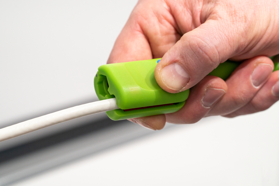 Dezizolator coaxial nr. F1 Green Line (gama verde) - potrivit pentru mufele de tip F cu filet | pentru inlaturarea mantalei si dezizolarea cablurilor coaxiale, inclusiv asistenta la dezrasucire