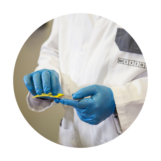 2 piese metalice sunt ținute una lângă alta