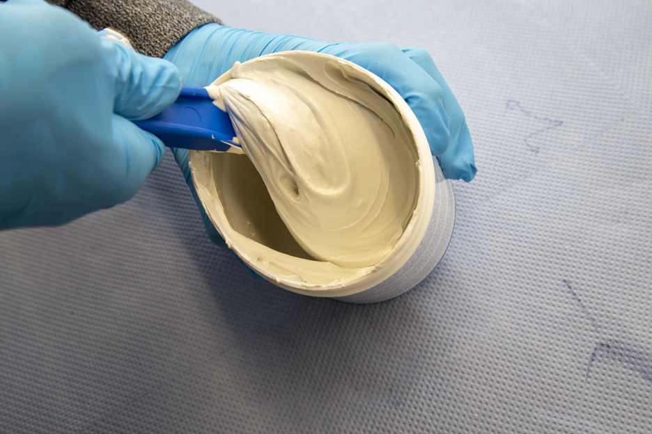 WEICON UW | sistem de rasini epoxidice cu pulbere minerala pentru reparatii si turnare pe suprafete umede