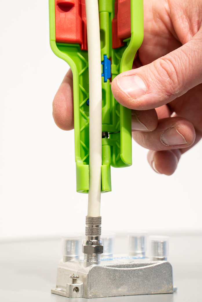Dezizolator coaxial nr. F1 Green Line (gama verde) - potrivit pentru mufele de tip F cu filet | pentru inlaturarea mantalei si dezizolarea cablurilor coaxiale, inclusiv asistenta la dezrasucire