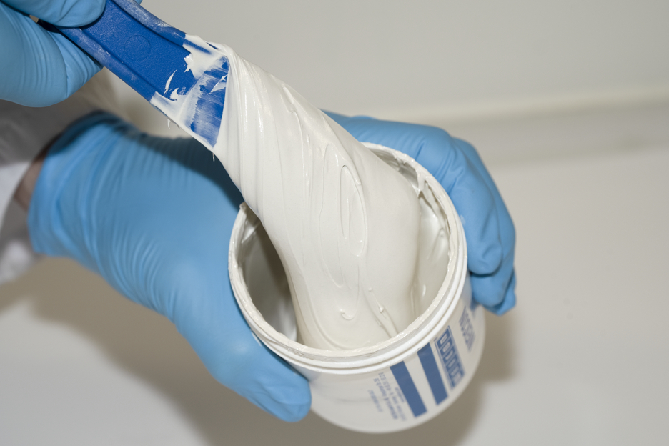 WEICON UW | sistem de rasini epoxidice cu pulbere minerala pentru reparatii si turnare pe suprafete umede