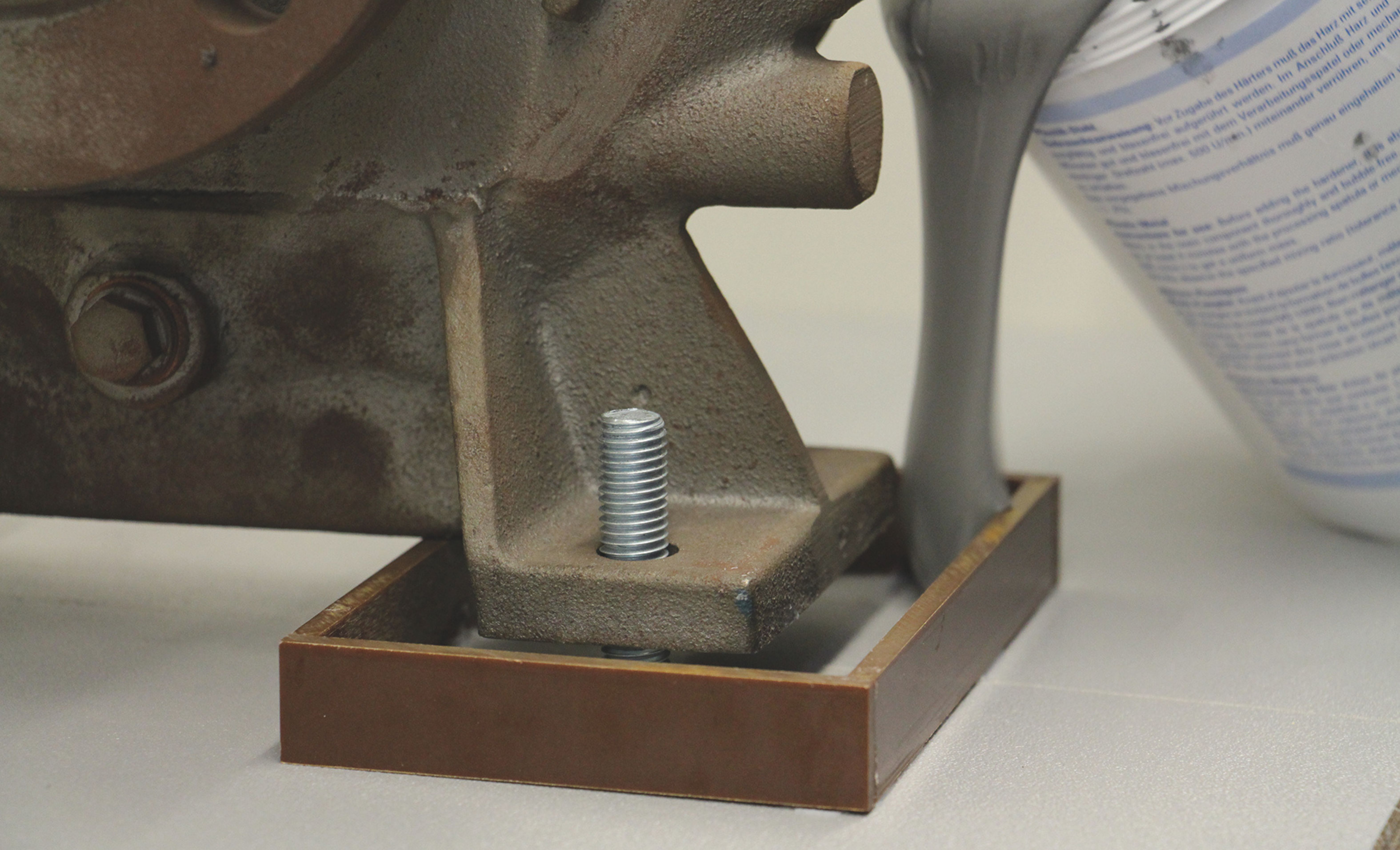 Masa de turnare este turnată într-un suport