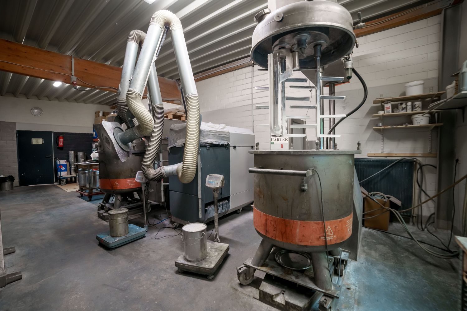 Mașini mari într-o încăpere