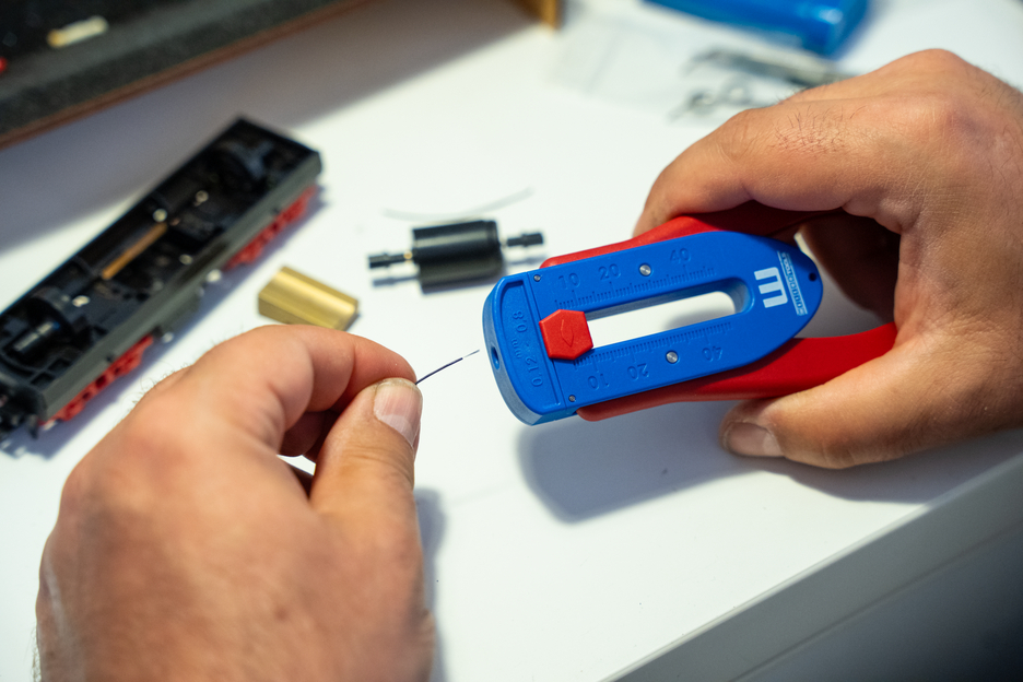 Dezizolator S | pentru cabluri si conductori subtiri, cu interval de lucru intre 0,12 mm - 0,8 mm (36-20 AWG)