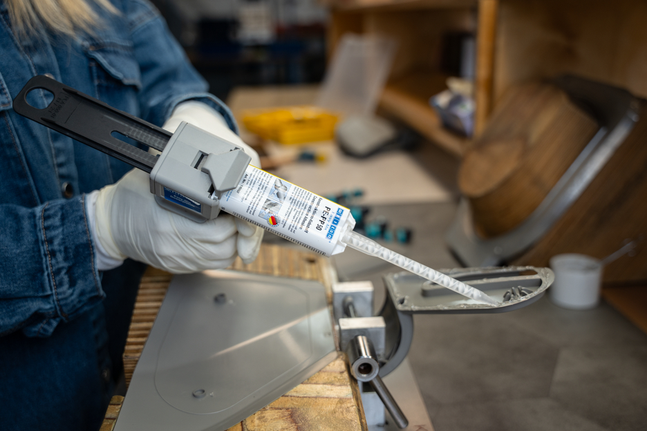 Adeziv adezivul structural acrilic Easy Mix PE-PP 50 | adeziv de constructie pe baza de metil-acrilat pentru materiale plastice speciale