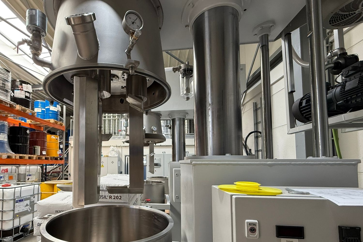 Mașini mari într-o încăpere