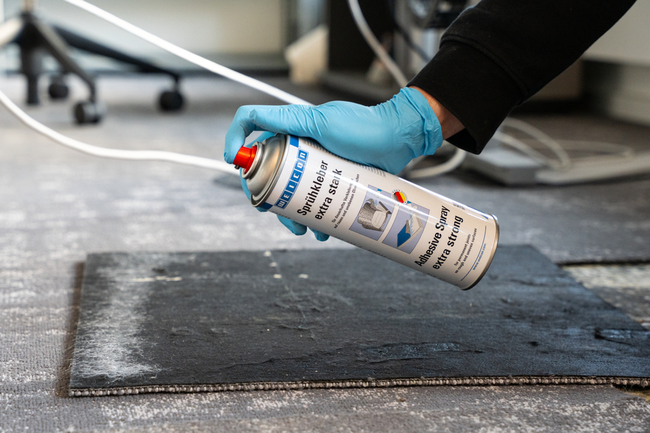 Spray adeziv foarte puternic | spray adeziv de contact pentru lipirea puternică și permanentă a fetrului, pielii artificiale și a materialelor izolatoare.