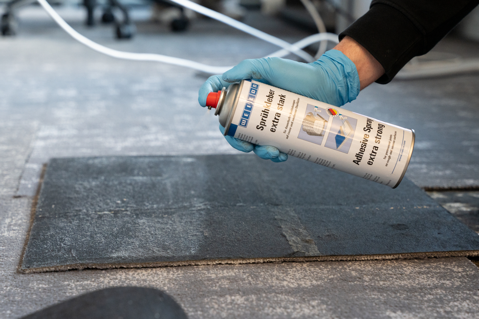 Spray adeziv foarte puternic | spray adeziv de contact pentru lipirea puternică și permanentă a fetrului, pielii artificiale și a materialelor izolatoare.