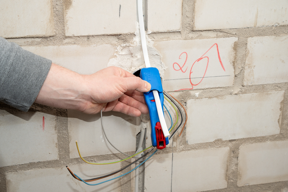 Dezizolator pentru cabluri plate și rotunde | pentru toate cablurile uzuale plate cu o lățime de până la 18 mm și pentru toate cablurile uzuale rotunde cu diametre între  6-13 mm
