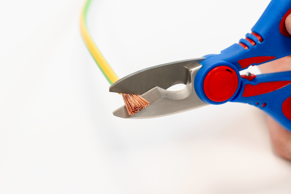 Foarfecă electrician XL | diametru mare al mânerului pentru mâini mici și mari pentru a permite transmiterea puterii maxime și utilizarea în siguranță
