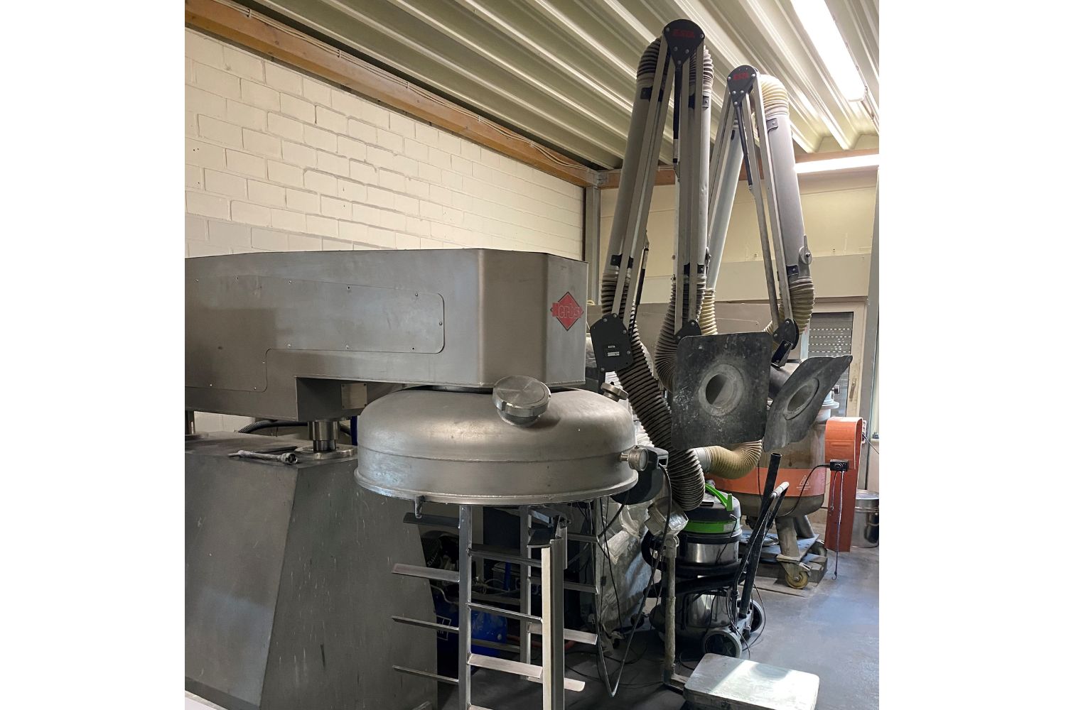 Mașină mare într-o încăpere