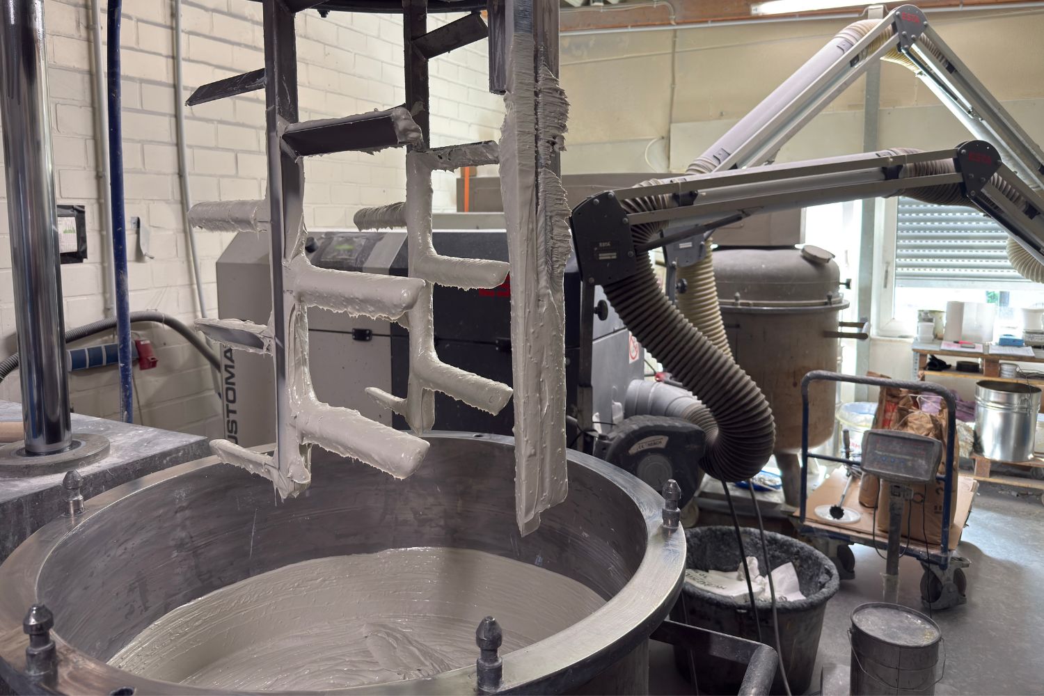 Mașină mare cu adeziv alb în interior