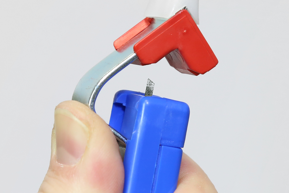 Cutit dezizolat cablu C 4 - 28 | cu lama tip carlig si capac de protectie, interval de lucru  4 - 28 mm Ø