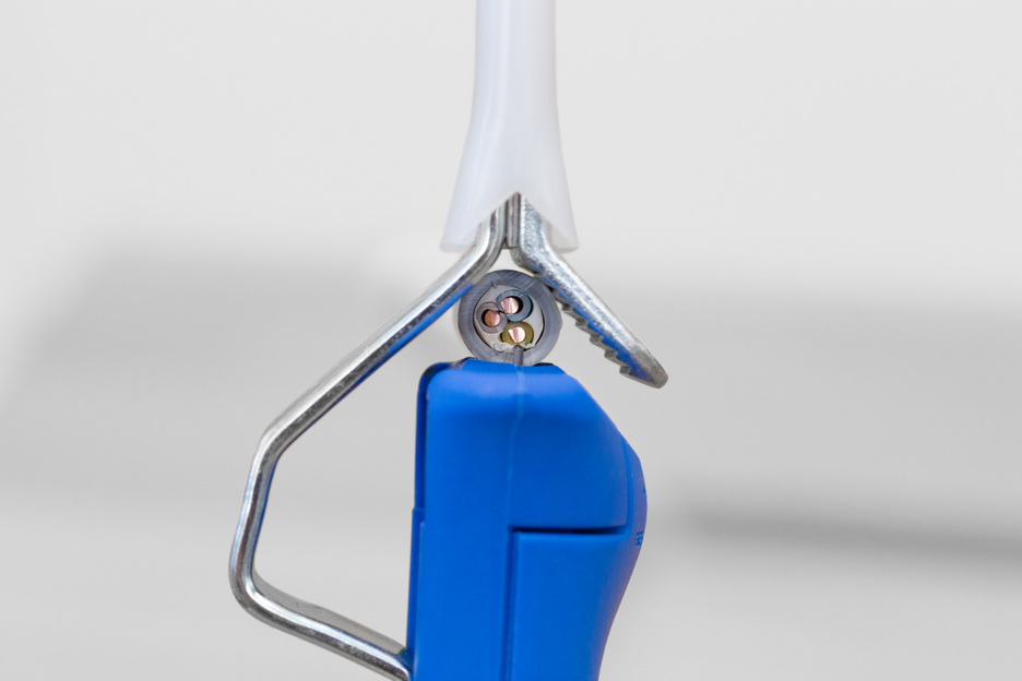Cuțit dezizolat cablu 4 - 28 H | cu maner bicomponent ce include lama tip carlig si capac de protectie, interval de lucru  4 - 28 mm Ø