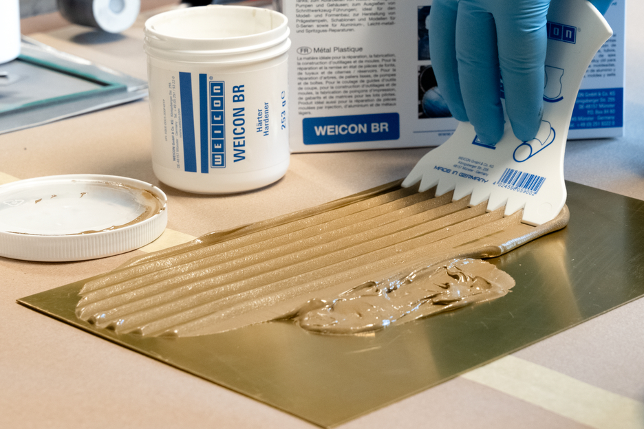 WEICON BR | sistem de rasini epoxidice cu pulbere de bronz pentru reparatii