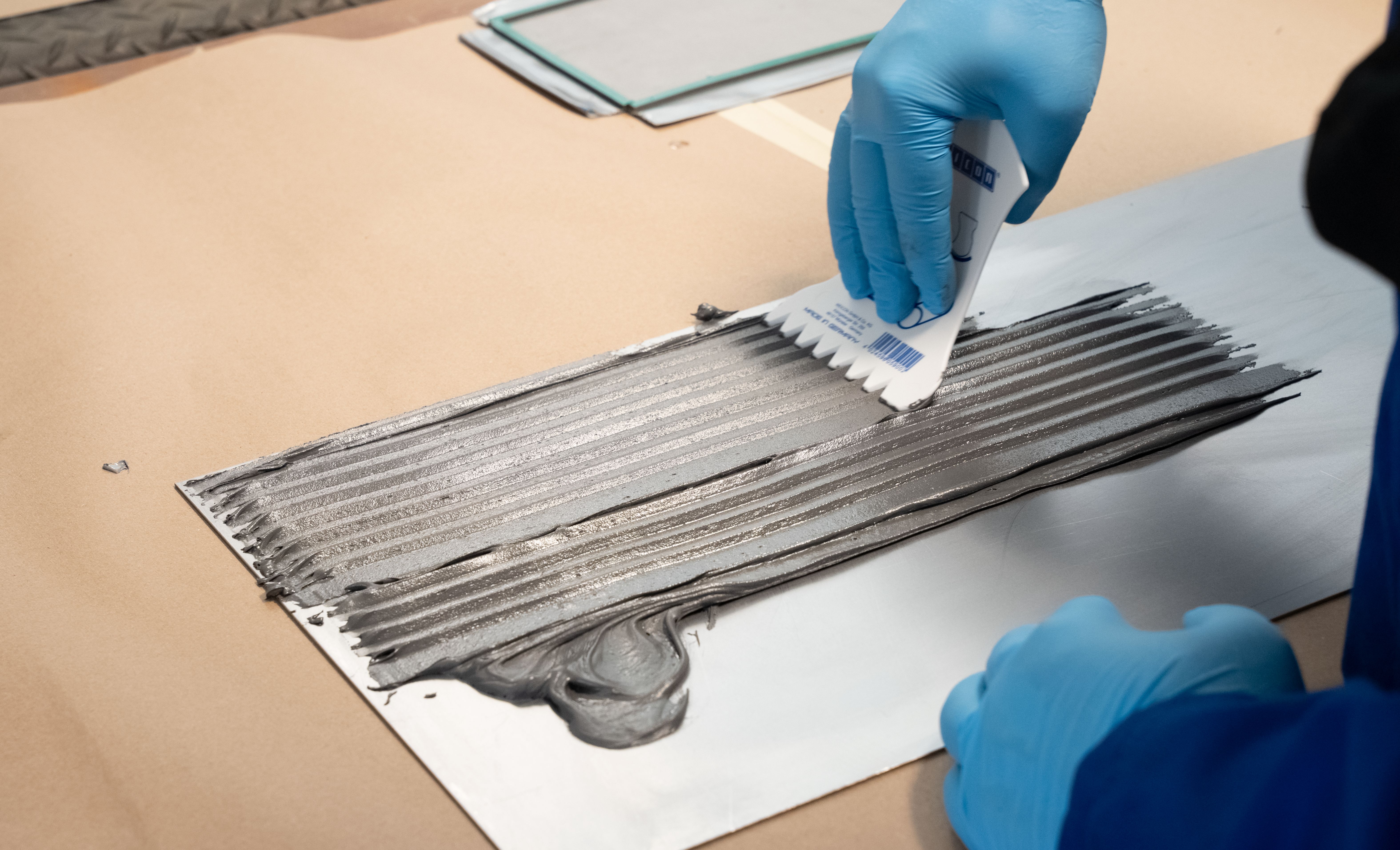 Masa de acoperire este aplicată pe un suport metalic