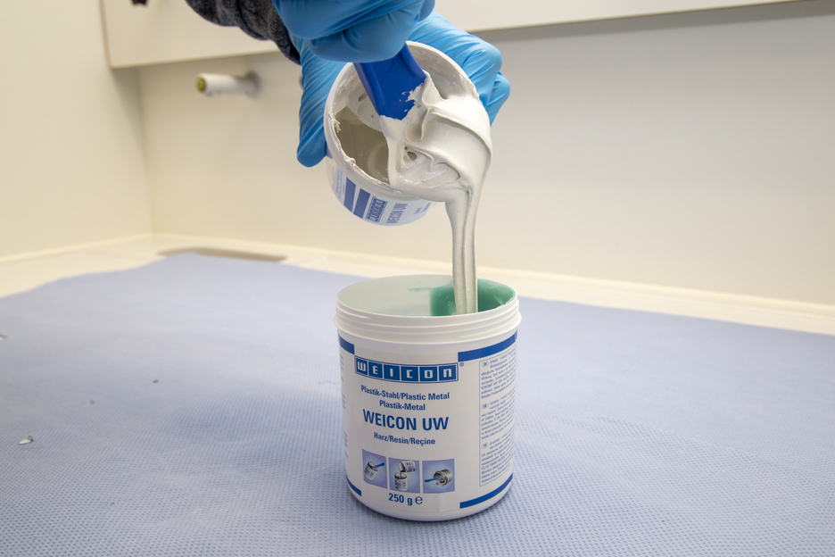 WEICON UW | sistem de rasini epoxidice cu pulbere minerala pentru reparatii si turnare pe suprafete umede