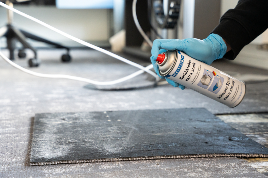 Spray adeziv foarte puternic | spray adeziv de contact pentru lipirea puternică și permanentă a fetrului, pielii artificiale și a materialelor izolatoare.