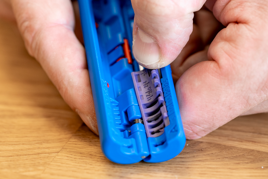 Dezizolator Profibus nr. 2 | Unealta de dezizolat pentru cabluri de date de ex. cabluri Profibus ecranate